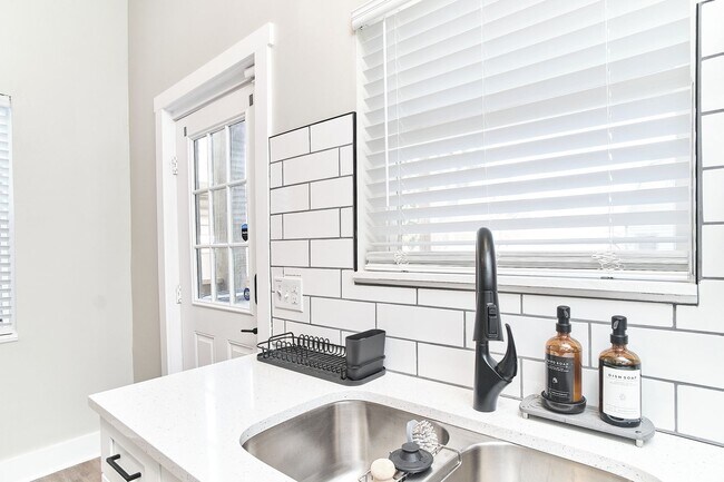 Building Photo - Fully Furnished 2BD Duplex in the Heart of...