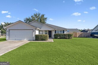 Building Photo - 3BR/2BA with a Fenced Back Yard