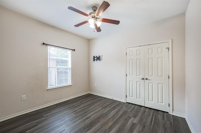 Building Photo - 10310 Chesterfield Dr