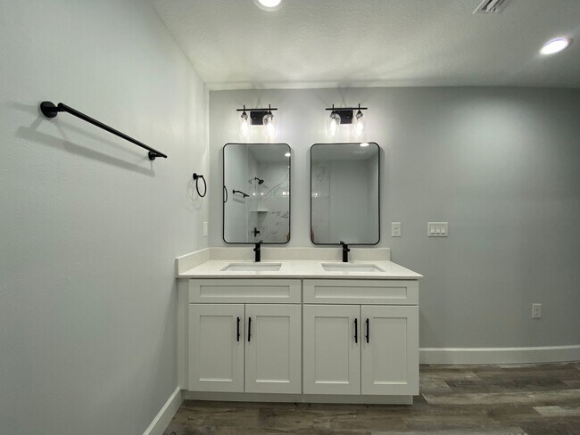 Building Photo - 17207 Waldrun Ave