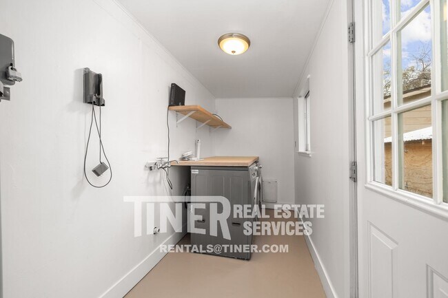 Building Photo - Carmichael Gem - Walking Distance to Ancil...