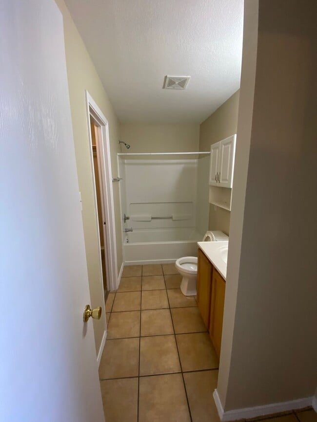 Building Photo - Charming and Spacious Home in a Quiet and ...
