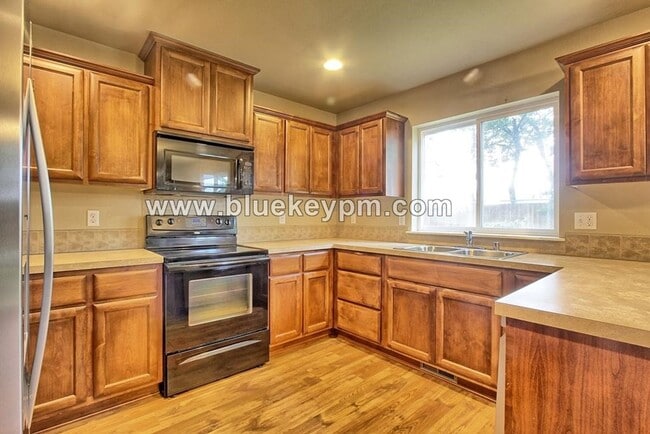 Building Photo - 3 Bed, 2.5 Bath Home with Large Bonus Room/4th Bedroom in Orchards by Prairie High School