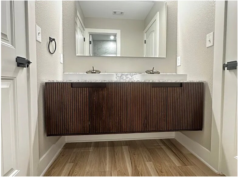 bathroom 2/3 - 118 Little John St