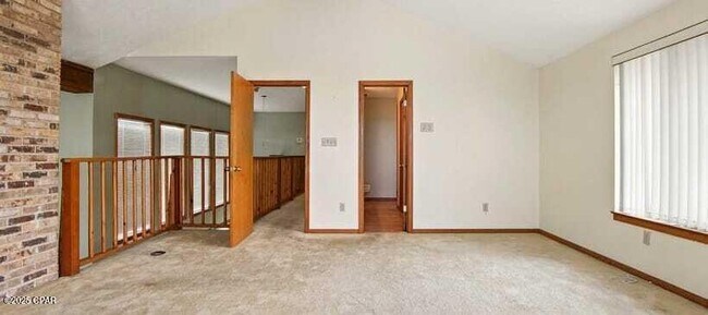 Building Photo - 833 W Pierson Dr