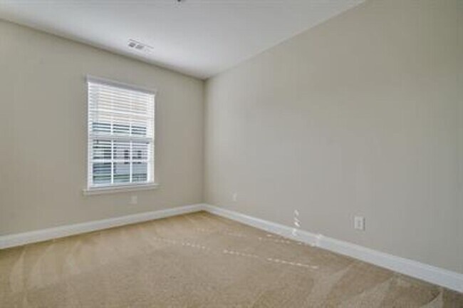 Building Photo - RATE DROP ALERT (was $2100/month) AND SUMM...