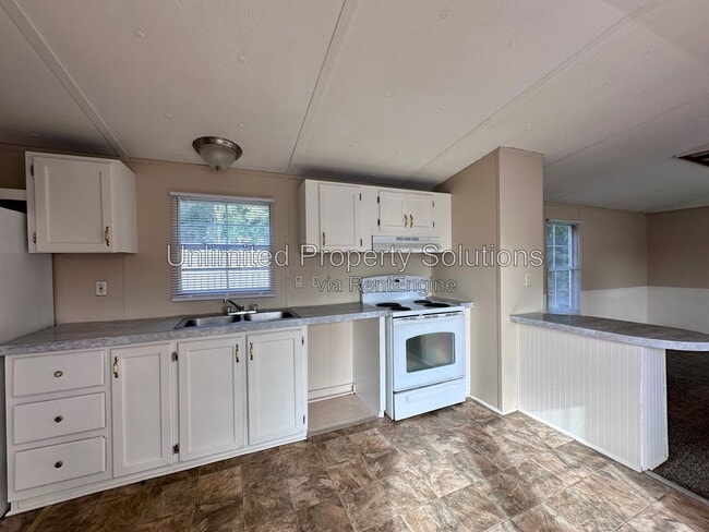 Building Photo - 9499 Wendi Dr NE