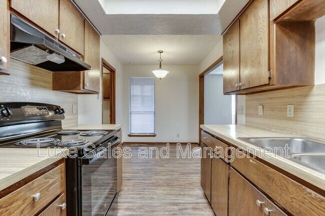 Building Photo - 6004 Paramount Dr