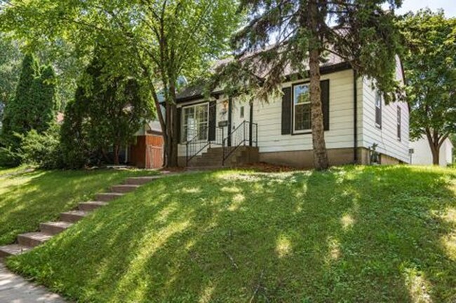 Building Photo - Charming 4bd. Tons of storage and 2 car garage!