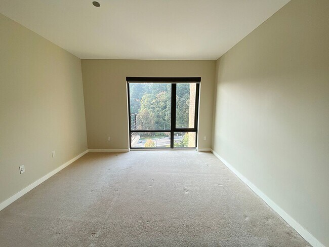Building Photo - Fantastic 11th Floor Westerly Condo with C...