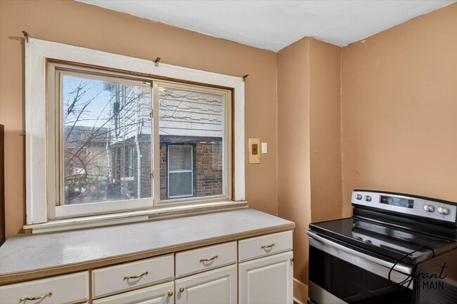 Building Photo - $1550 4 bedrooms