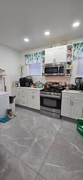 Building Photo - 35 Vernon Ave