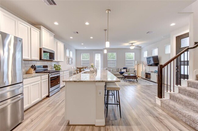 Building Photo - 9834 Rugged Oaks Dr