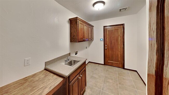 Building Photo - 9200 Stacy Lynn Ln