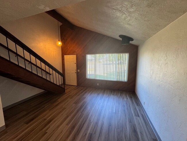 Building Photo - 2 Bedroom Duplex in Southwest Eugene