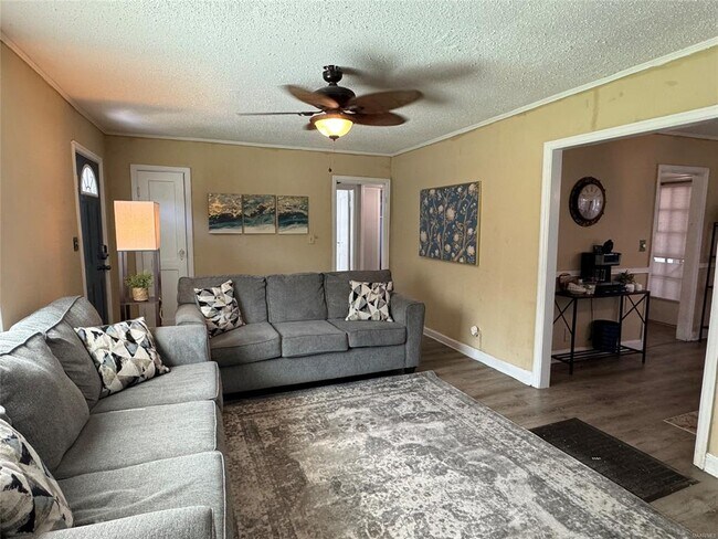 Building Photo - 2331 Woodlawn St