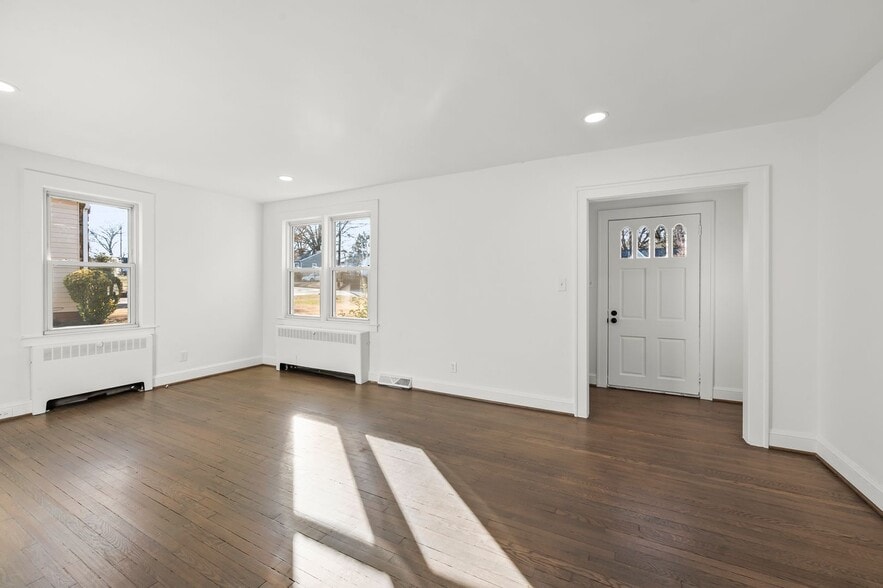 Building Photo - 3223 Anderson Dr