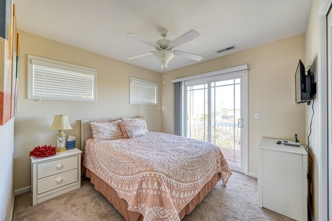 Building Photo - Loves Holiday @ 3279 Island Dr