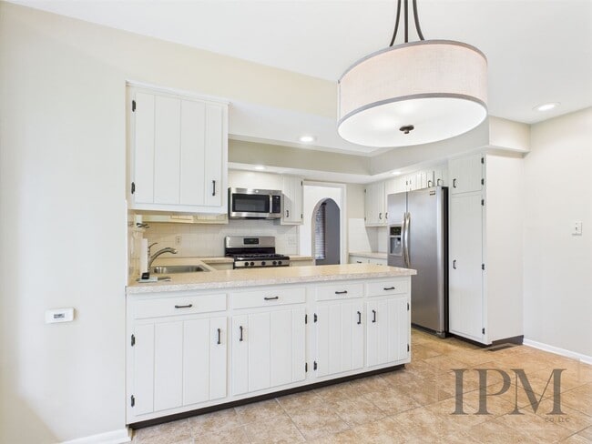 Building Photo - Fabulous 4 bedroom! York Suburban school d...
