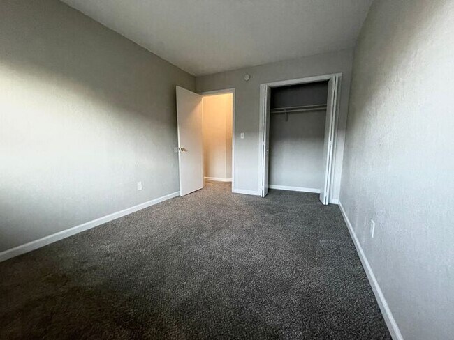 Building Photo - Spacious 3-bedroom, 2.5-bathroom Townhome