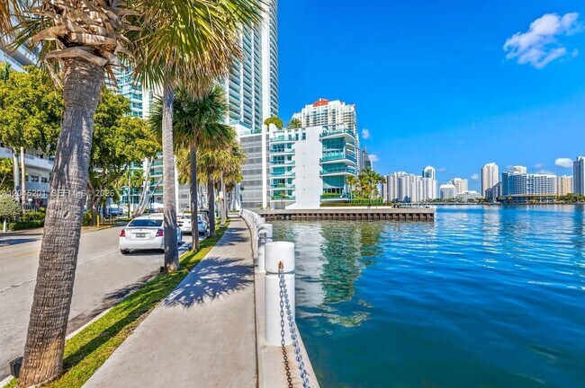 Building Photo - 1300 Brickell Bay Dr