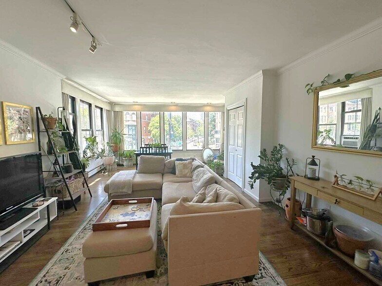 Primary Photo - 608 Tremont St