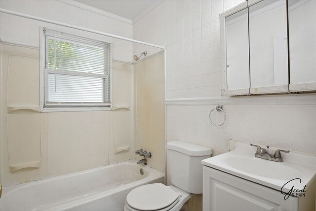 Building Photo - 3 bedroom Eastpointe $1300