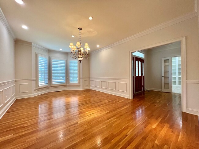 Building Photo - 5 Bed, 3.5 Bath w/ 3 Car Garage Less than 1 Mile from Downtown Franklin