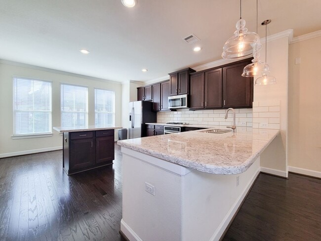 Building Photo - A stunning 4-story home perfectly situated in the heart of Spring Branch!