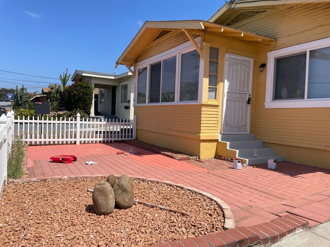 Building Photo - Gorgeous 2-bedroom house for rent! 1-Month...