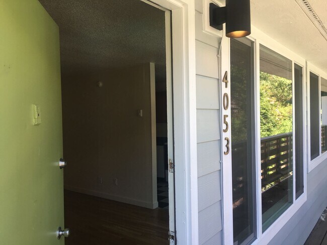 Building Photo - Upper 2bed, hardwoods, dishwasher, on-site...