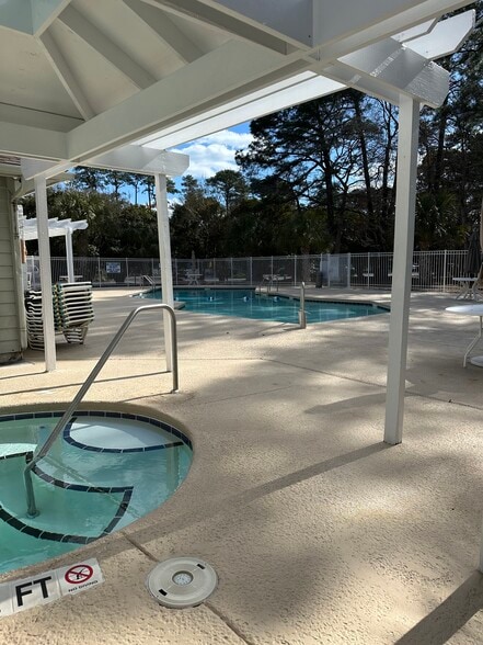 Building Photo - 100 Shadow Moss Pl