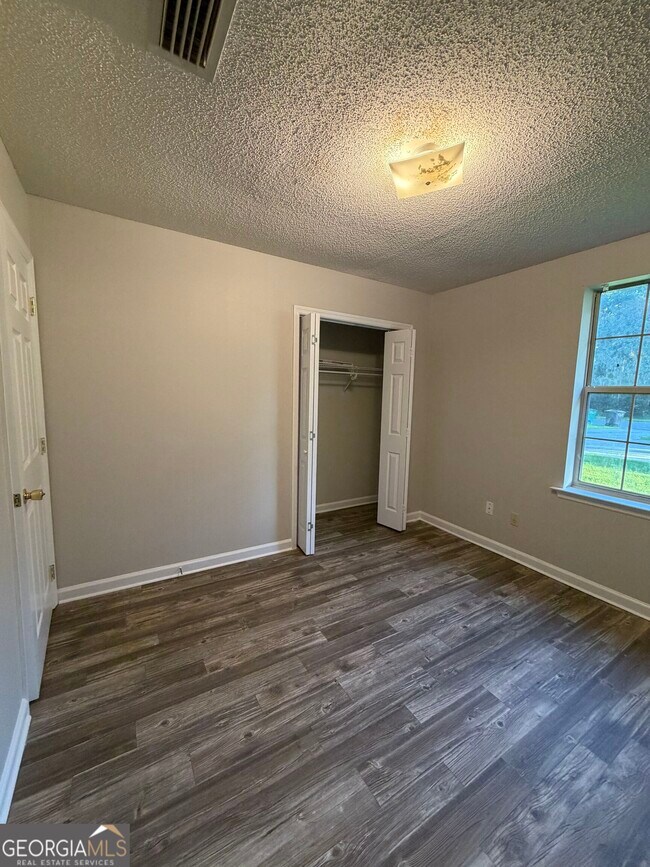 Building Photo - 302 Admiral's Walk Dr