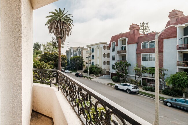 Building Photo - 2030 S Bentley Ave