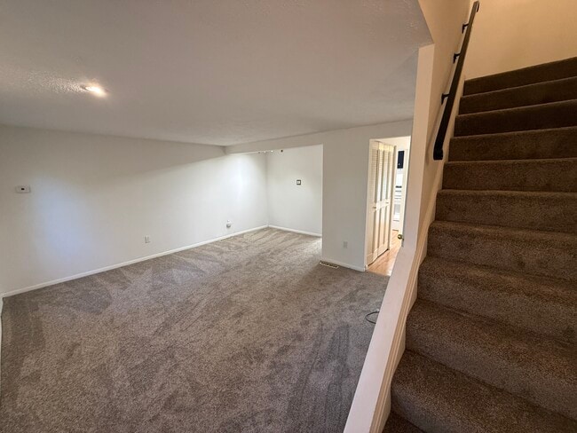 Building Photo - 111 Roberts Dr