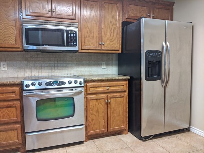 Building Photo - May Move In! 3 Bed 2 Bath In Edelweiss Gar...