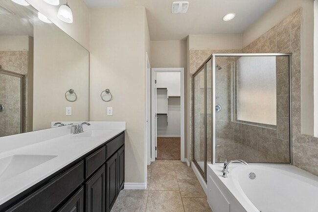 Building Photo - 3 bedroom 2 bath near Paycom!
