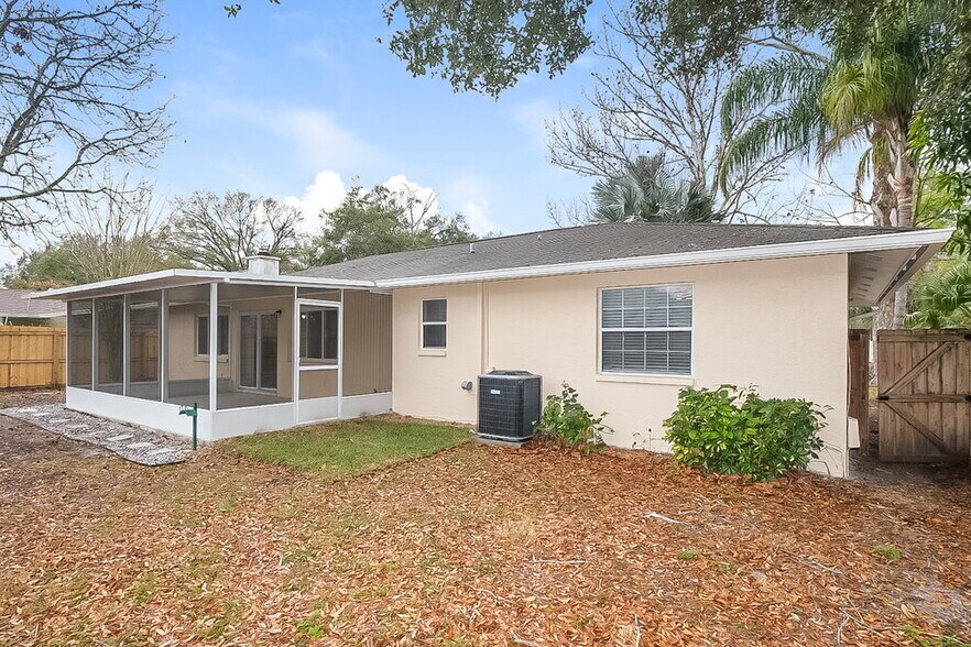 Building Photo - 15709 Squirrel Tree Pl