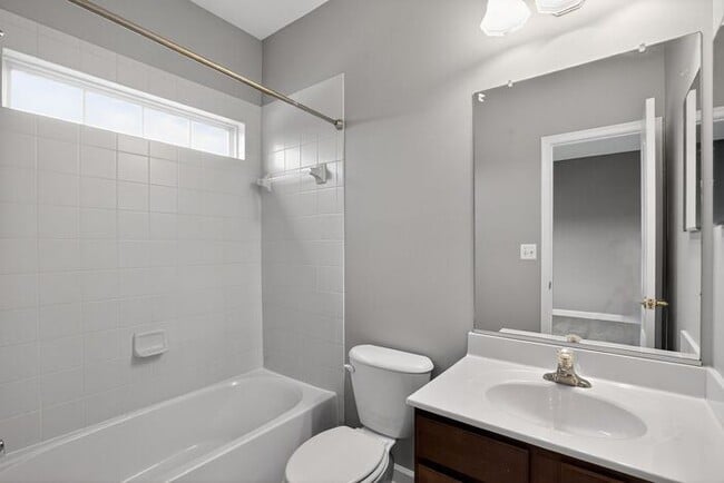 Building Photo - 2983 Devonfield Ave