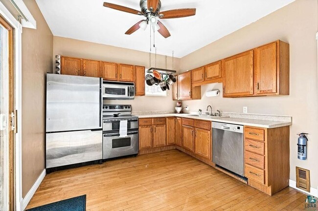 Building Photo - AVAILABLE SEPTEMBER 1st - Beautiful 2 Bed 1 Bath w/ Garage & Fenced Corner Lot