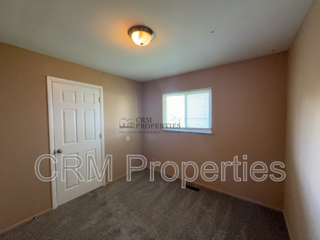 Building Photo - 2400 Balmoral Blvd