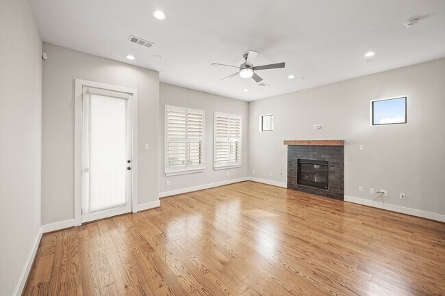 Building Photo - 2547 S Calumet St