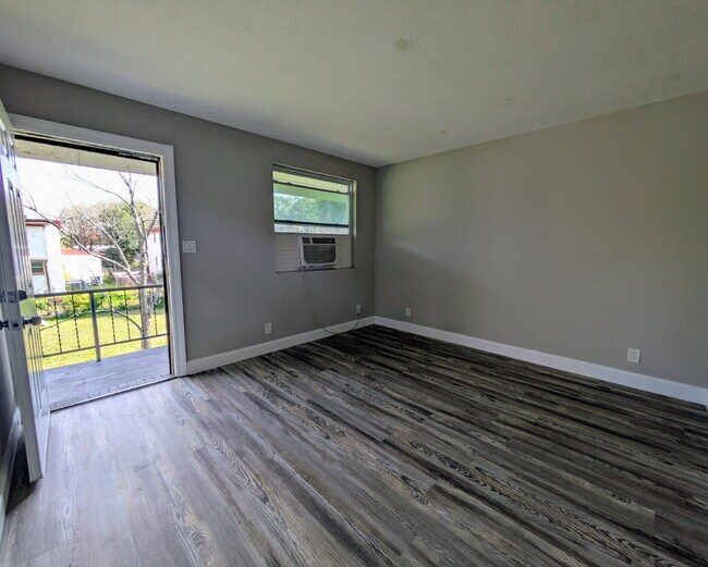 Building Photo - "Cozy 2-Bedroom, 1-Bath Haven Near Brentwood Park"