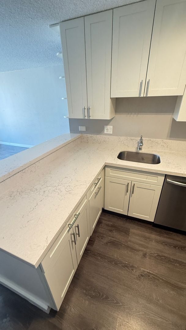 Building Photo - Modern 2-Bedroom Unit with Large Lanai – Prime Waikiki Location