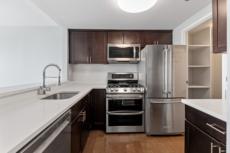 Building Photo - 250 E Harbortown Dr