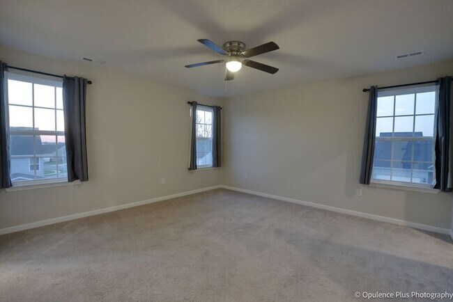 Building Photo - Gorgeous 3 Bed 3.5 Bath Fairborn Home!