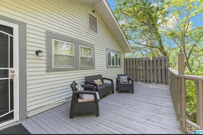 Building Photo - Newly 2 Bedroom Remolded Home/ Area
