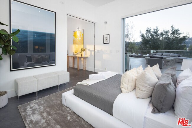 Building Photo - 2666 Hutton Dr