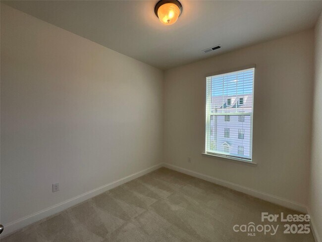 Building Photo - 15340 Ballancroft Pkwy