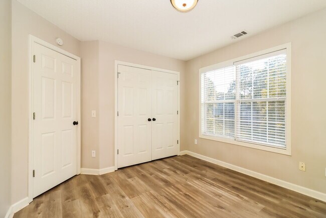 Building Photo - 1042 Whispering Woods Dr